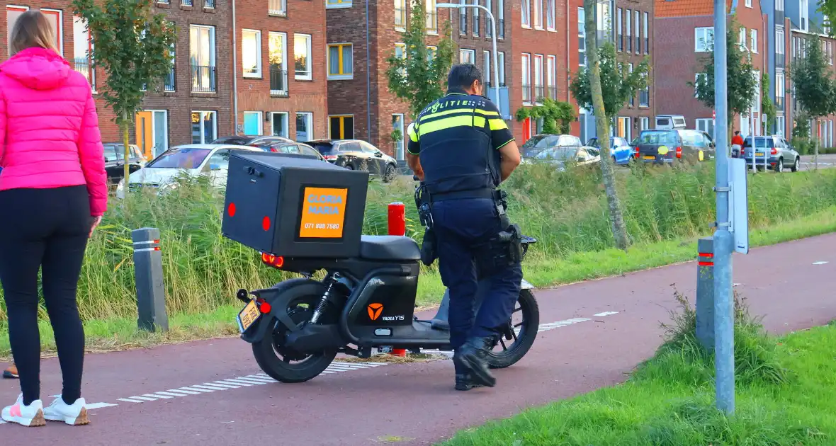 Bezorger op scooter en fietser in botsing - Foto 3