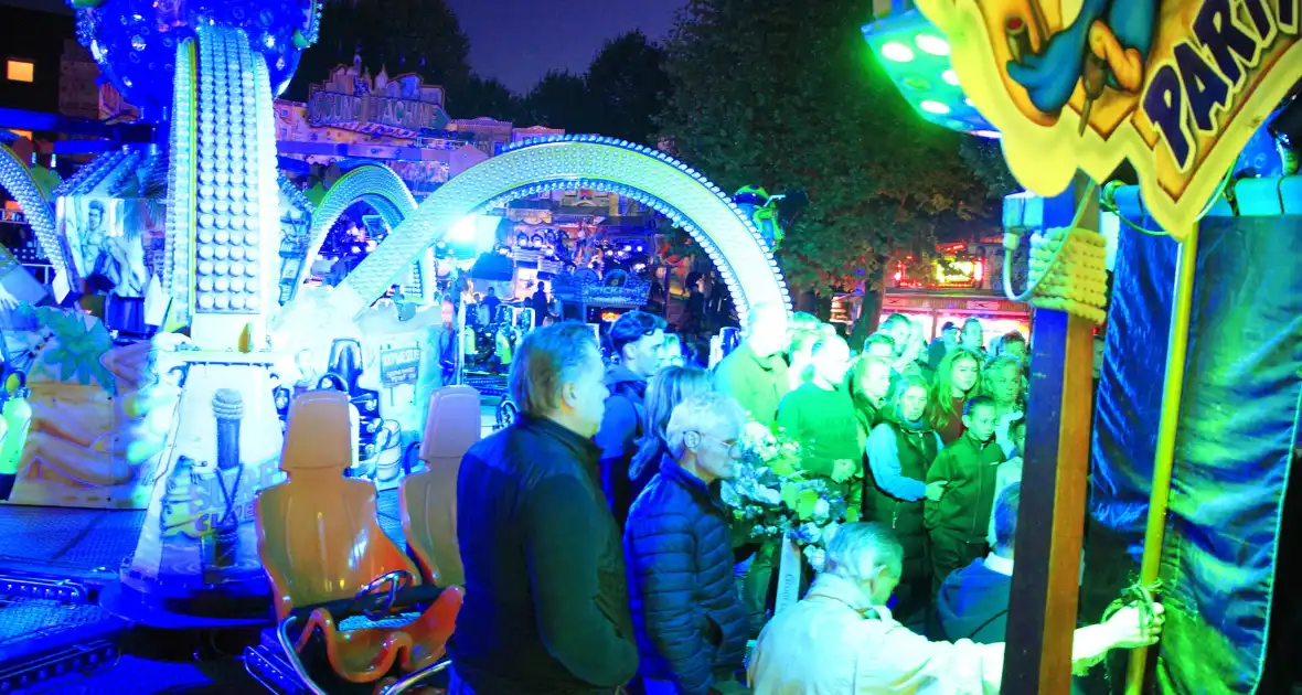 Twee minuten stilte op kermis wegens overlijden Hans van Tol - Foto 12