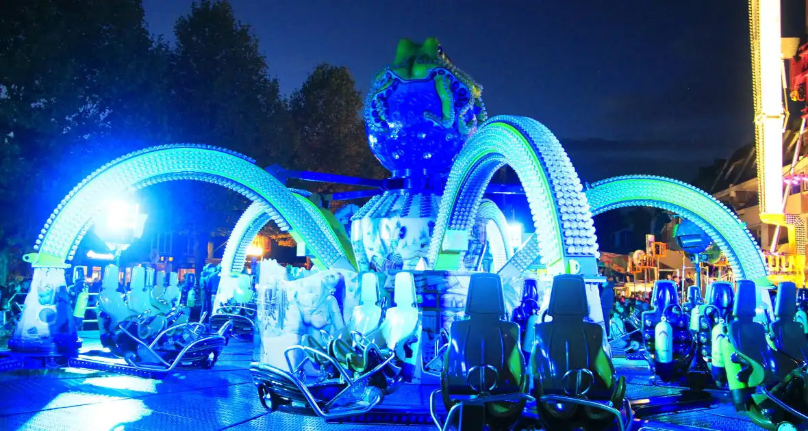 Twee minuten stilte op kermis wegens overlijden Hans van Tol - Foto 15