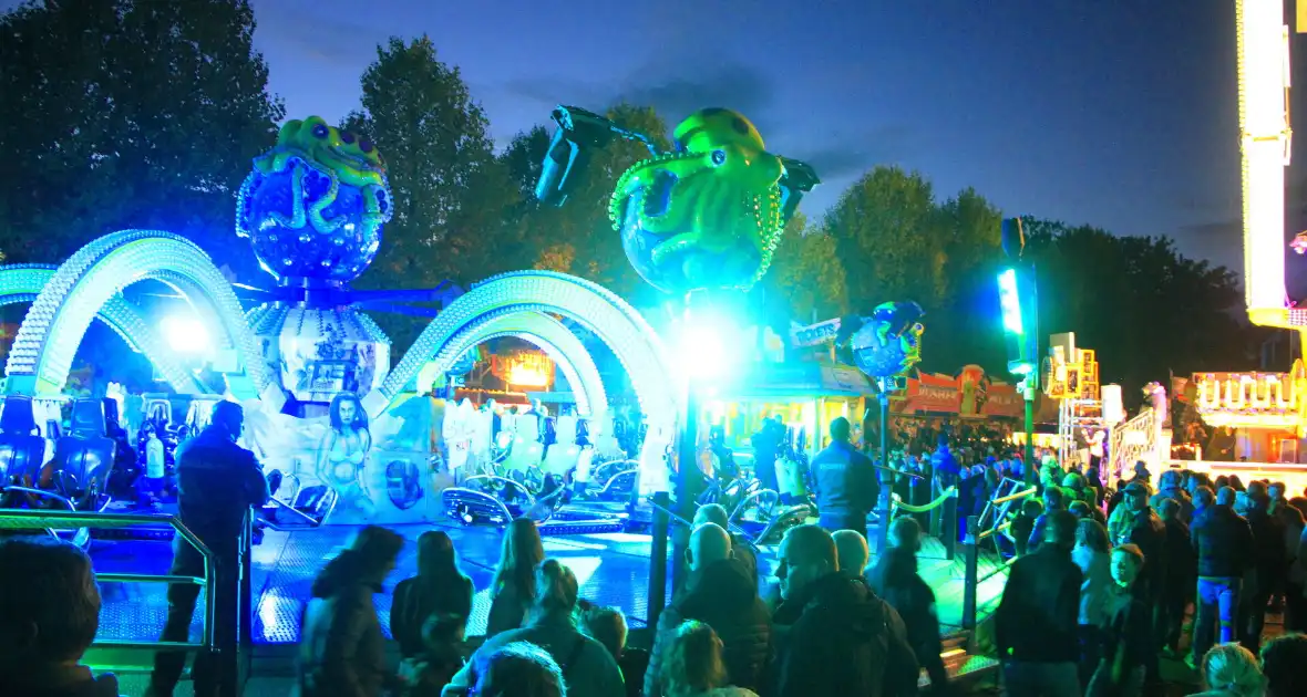 Twee minuten stilte op kermis wegens overlijden Hans van Tol - Foto 16