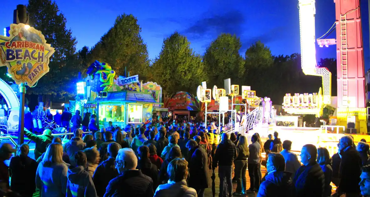 Twee minuten stilte op kermis wegens overlijden Hans van Tol - Foto 18