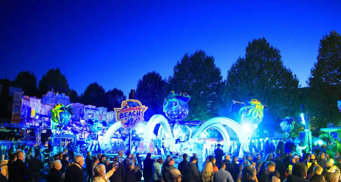 Twee minuten stilte op kermis wegens overlijden Hans van Tol - Foto 19