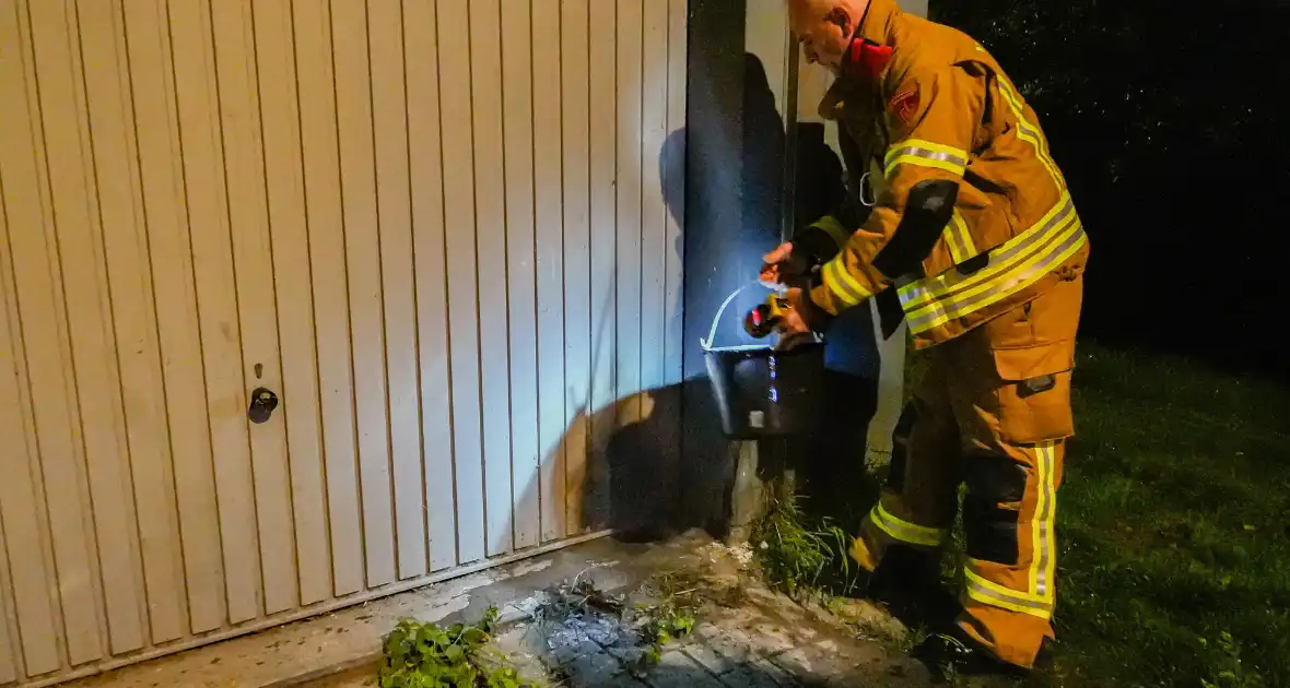 Schoolboeken in brand gestoken - Foto 2