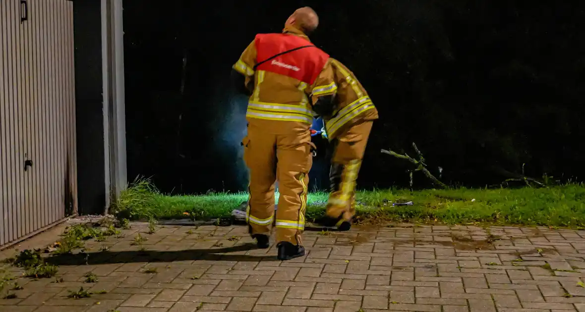 Schoolboeken in brand gestoken - Foto 3