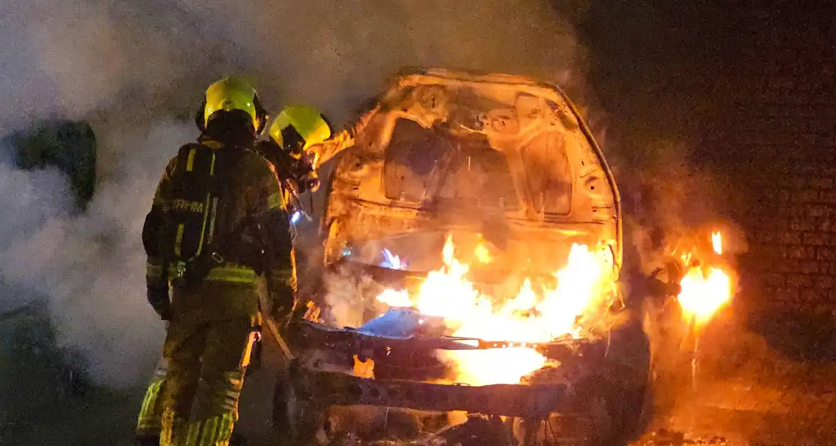 Twee auto's volledig uitgebrand - Foto 1