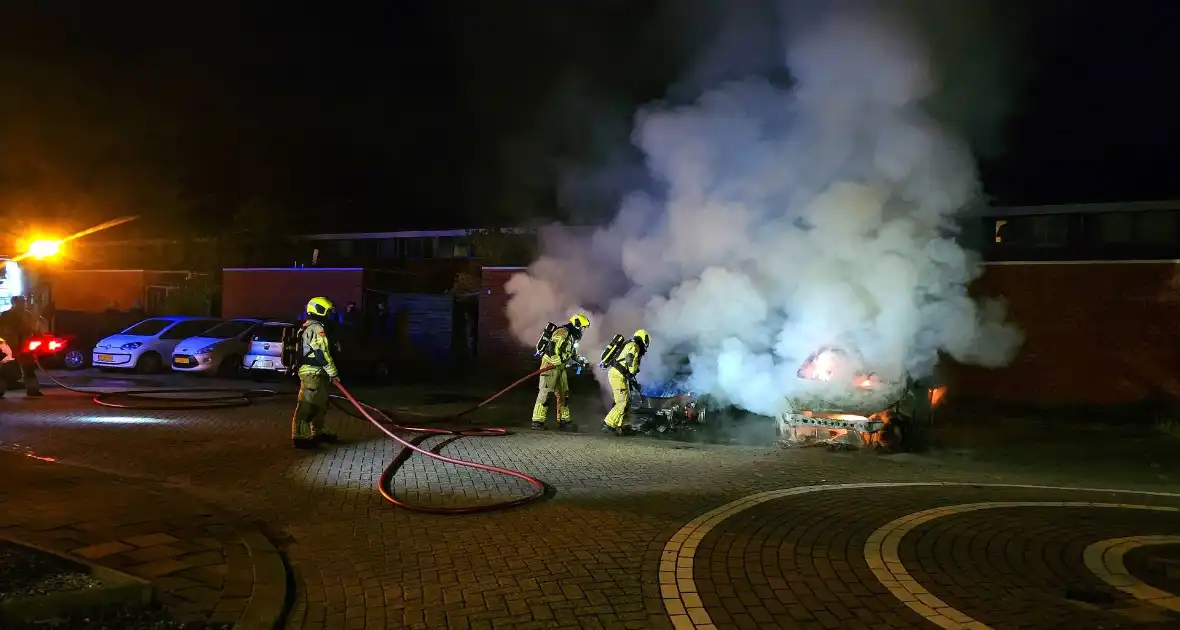 Twee auto's volledig uitgebrand - Foto 2