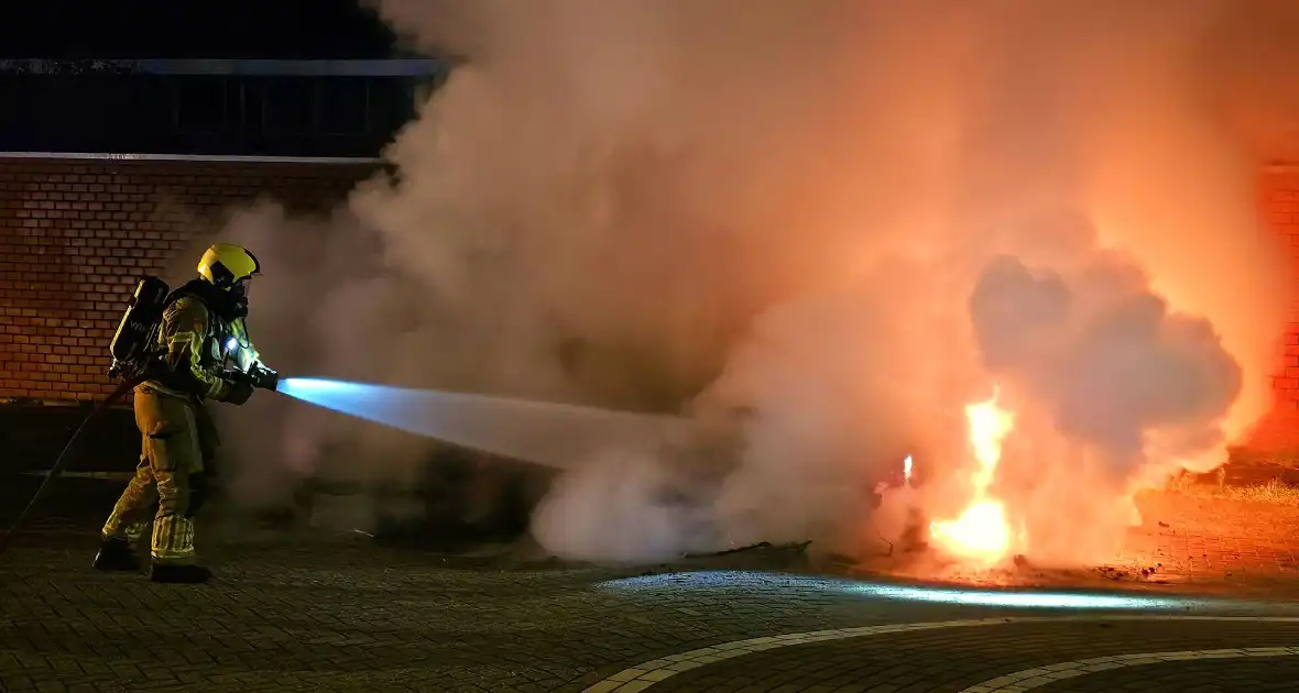 Twee auto's volledig uitgebrand - Foto 6