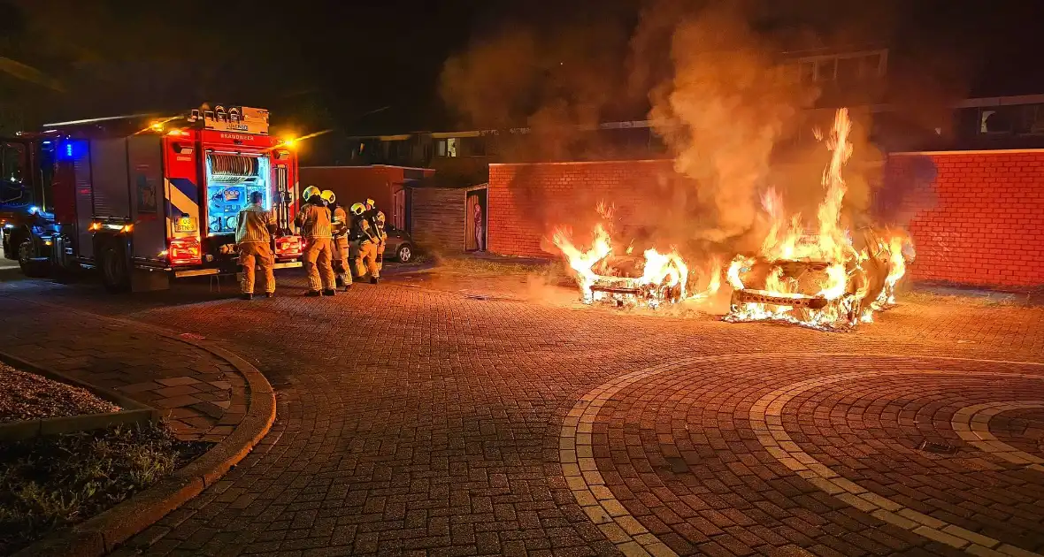 Twee auto's volledig uitgebrand - Foto 7