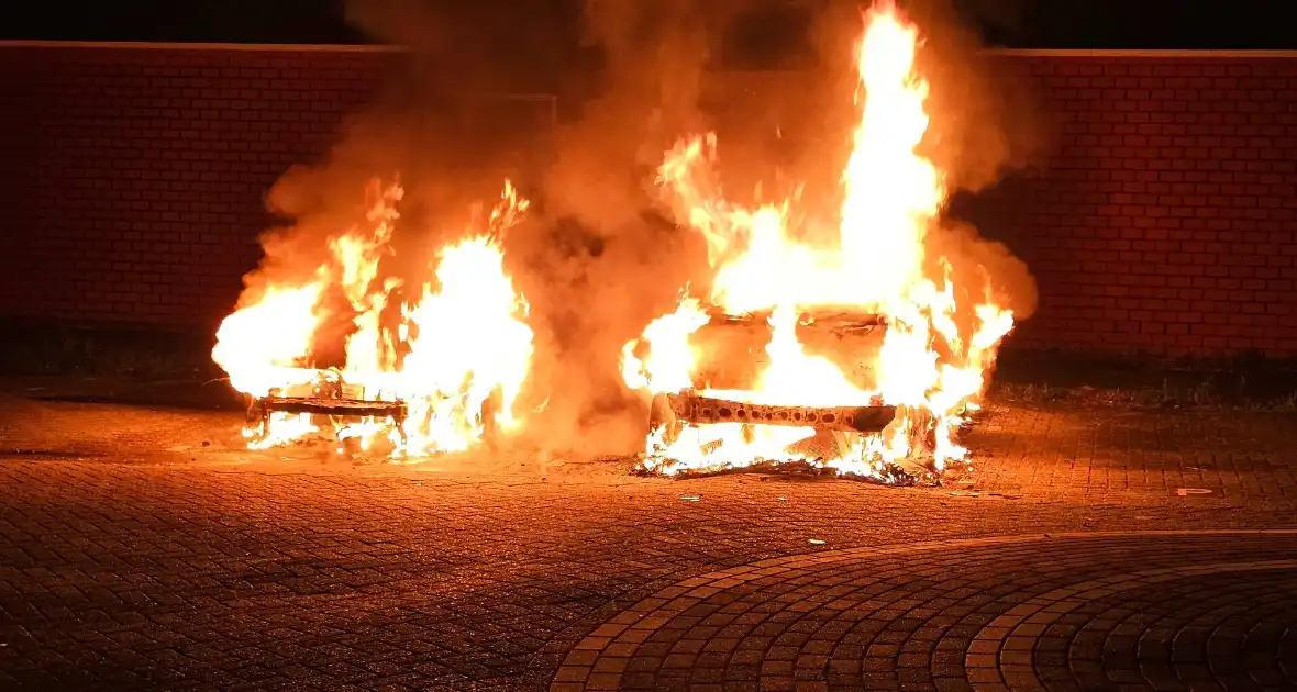 Twee auto's volledig uitgebrand - Foto 9