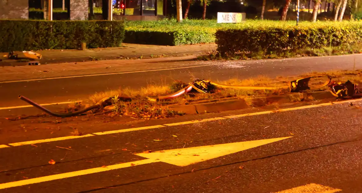 Twee politieauto's beschadigd na achtervolging - Foto 8