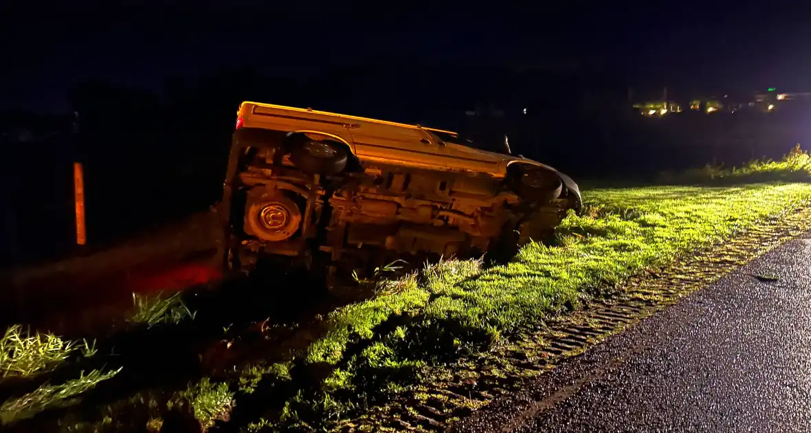 Bestuurder bestelbus verliest macht over het stuur - Foto 2