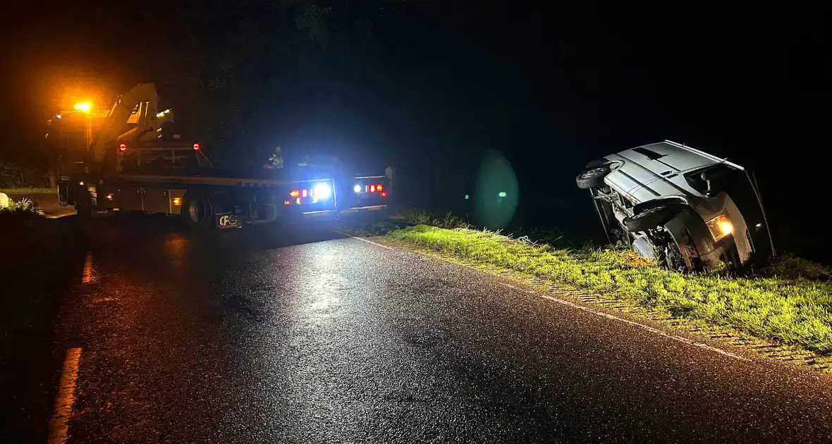 Bestuurder bestelbus verliest macht over het stuur - Foto 3