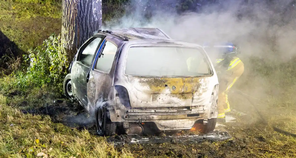 Auto vat vlam na ongeval, bestuurder zwaargewond - Foto 1