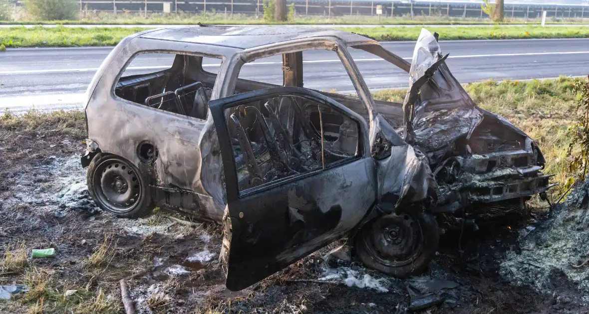 Auto vat vlam na ongeval, bestuurder zwaargewond - Foto 10