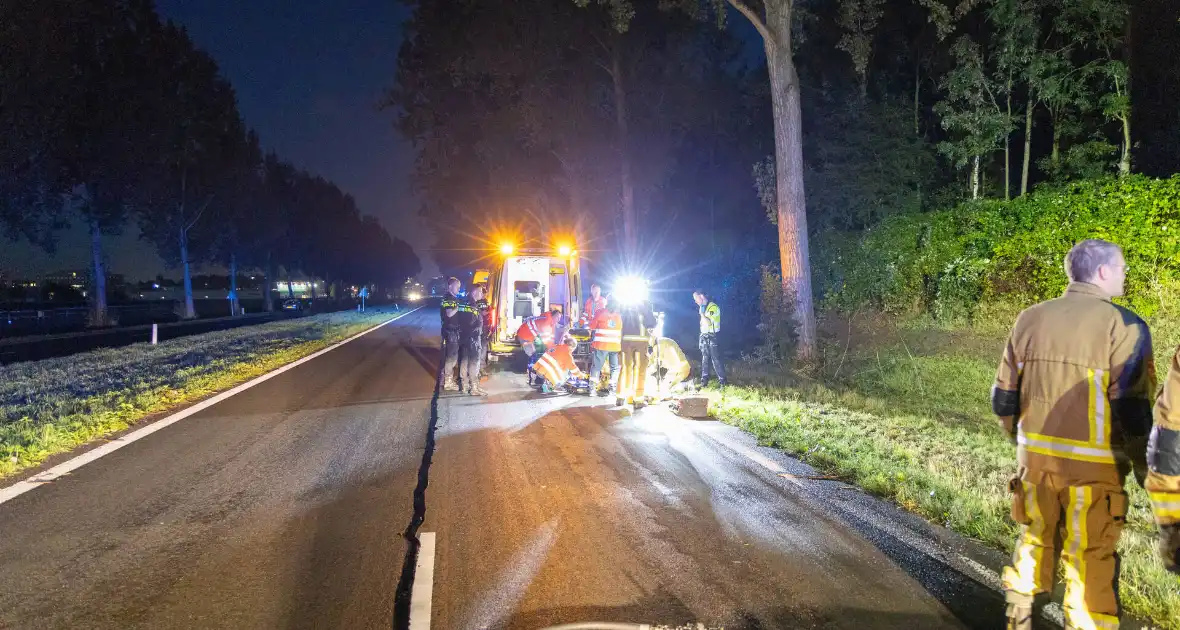 Auto vat vlam na ongeval, bestuurder zwaargewond - Foto 2