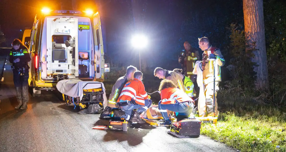 Auto vat vlam na ongeval, bestuurder zwaargewond - Foto 3