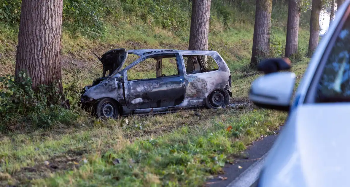 Auto vat vlam na ongeval, bestuurder zwaargewond - Foto 5