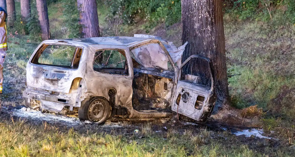 Auto vat vlam na ongeval, bestuurder zwaargewond - Foto 6