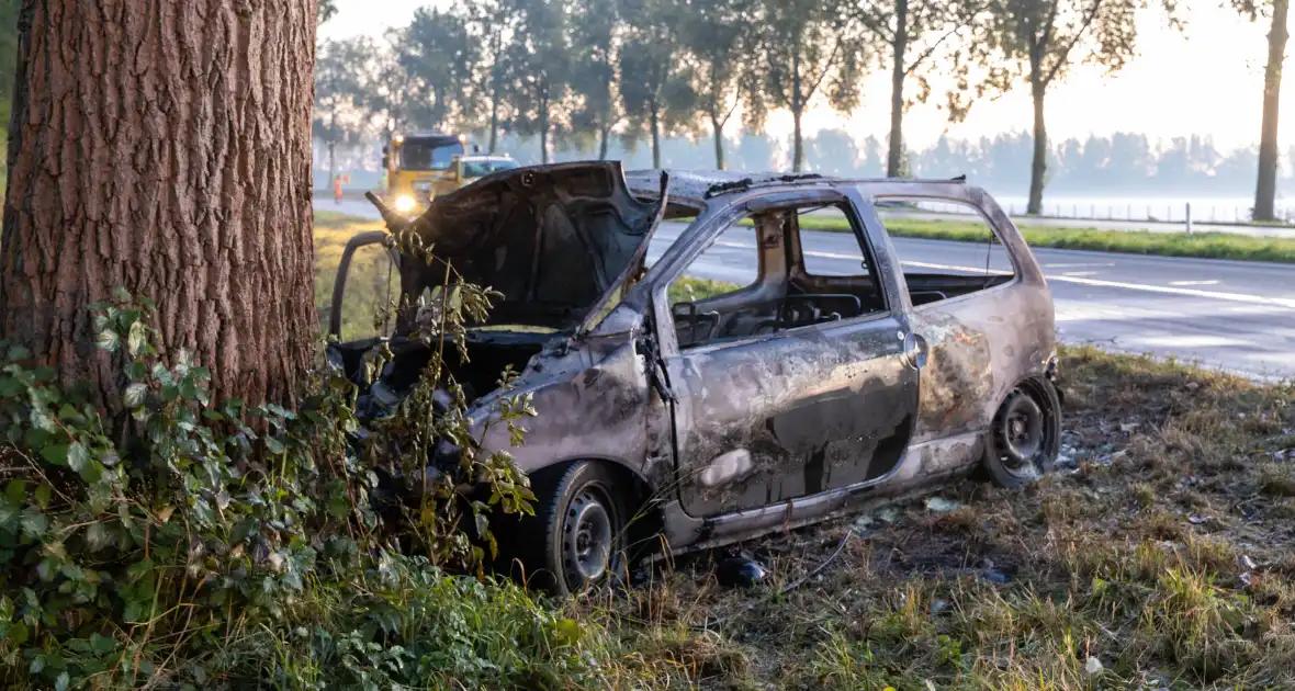 Auto vat vlam na ongeval, bestuurder zwaargewond - Foto 9