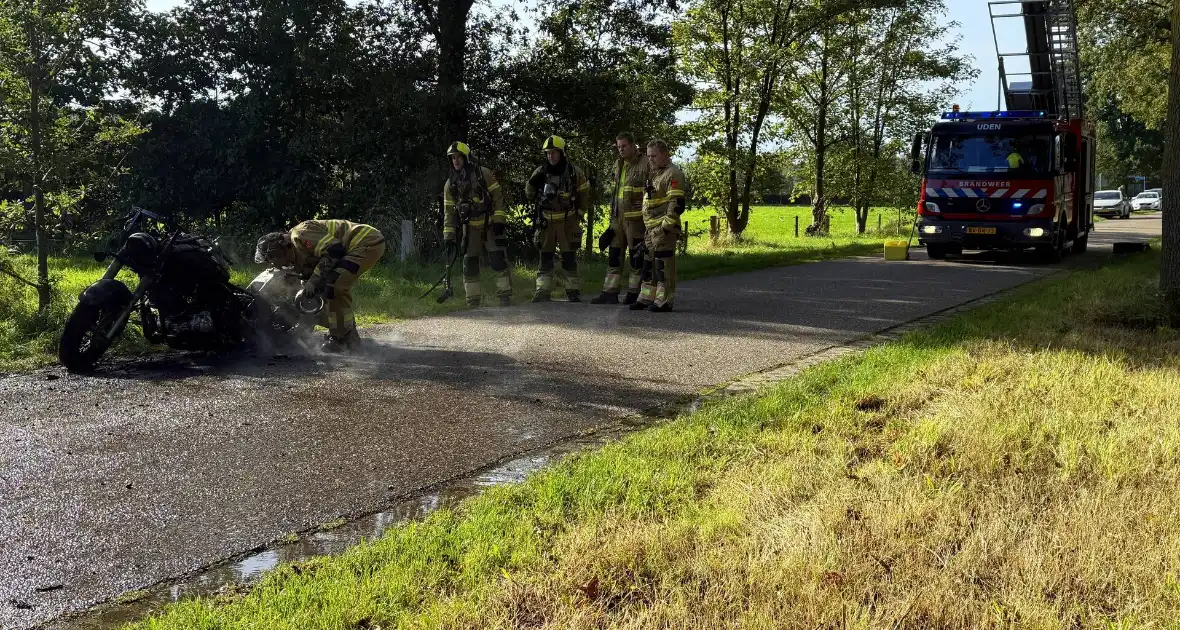 Motor door brand verwoest - Foto 1