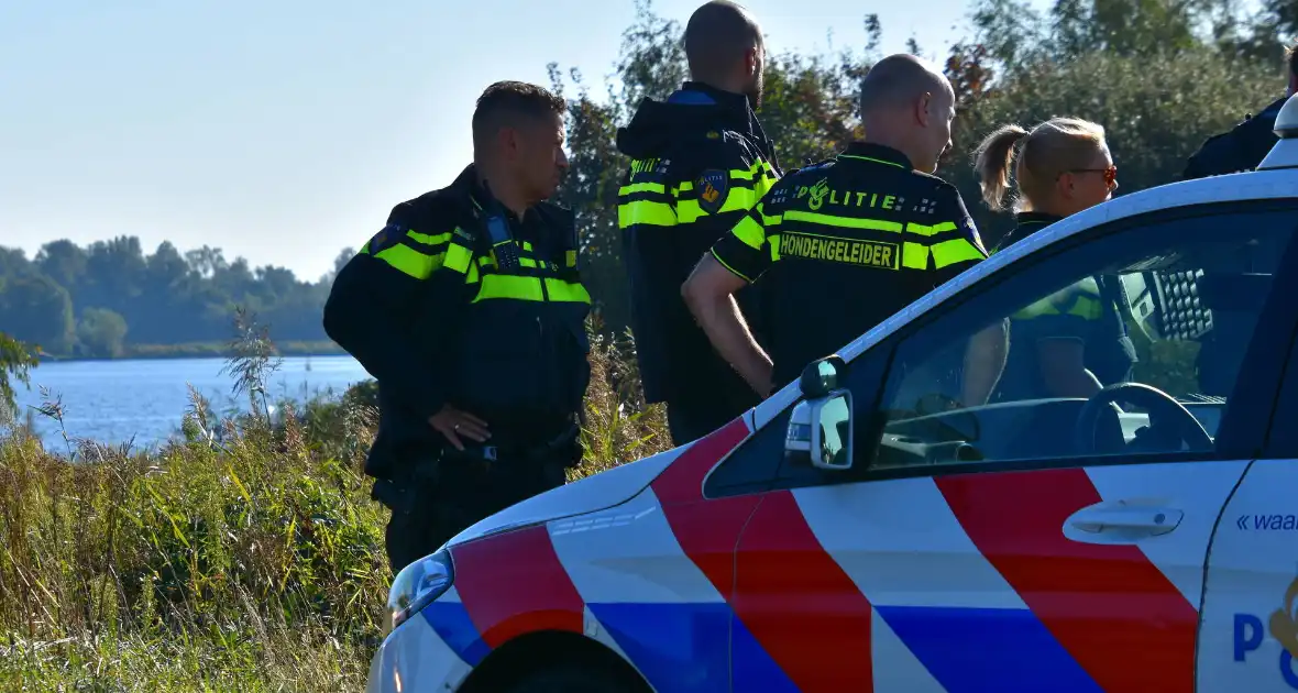 Meerdere hulpdiensten zoeken op land, water en vanuit de lucht - Foto 3