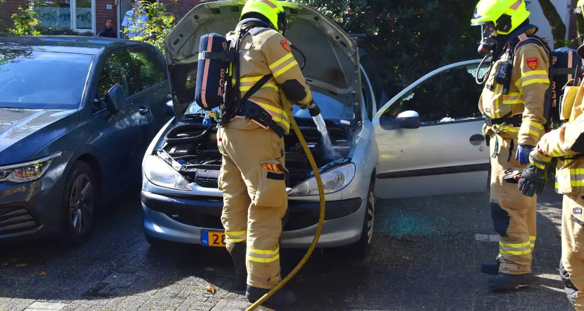 Brand onder motorkap snel onder controle