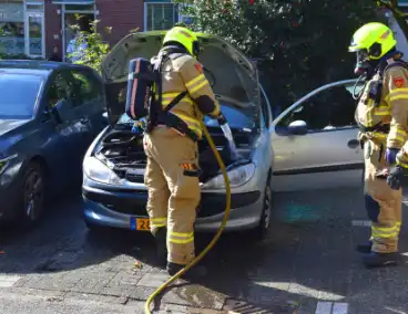 Brand onder motorkap snel onder controle