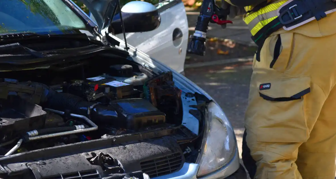 Brand onder motorkap snel onder controle - Foto 3