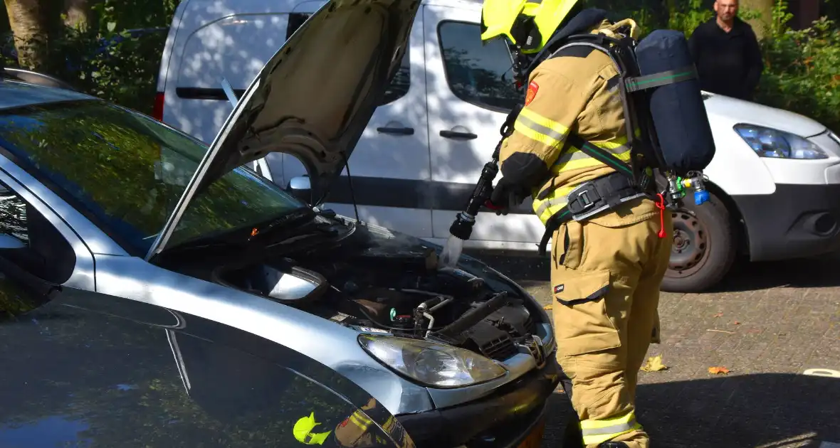 Brand onder motorkap snel onder controle - Foto 5