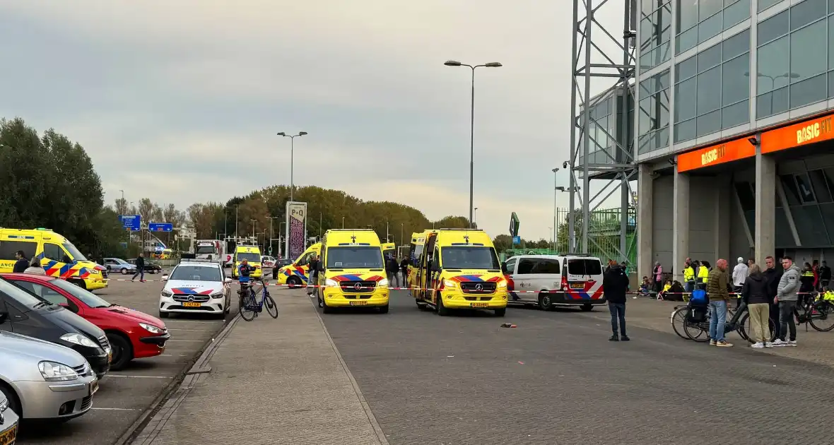 Meerdere supporters onwel in bus hulpdiensten massaal ingezet bij stadion