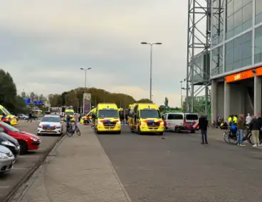 Meerdere supporters onwel in bus hulpdiensten massaal ingezet bij stadion