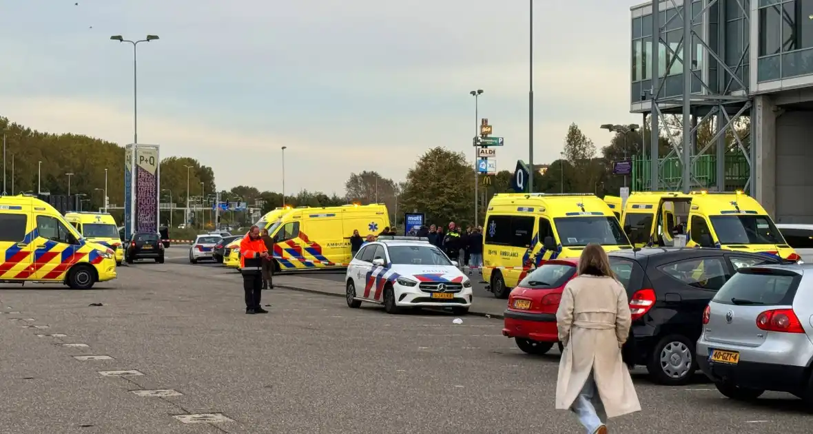 Meerdere supporters onwel in bus hulpdiensten massaal ingezet bij stadion - Foto 1