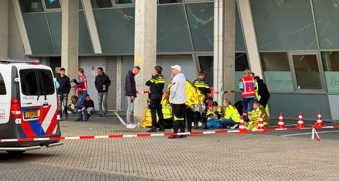 Meerdere supporters onwel in bus hulpdiensten massaal ingezet bij stadion - Foto 2