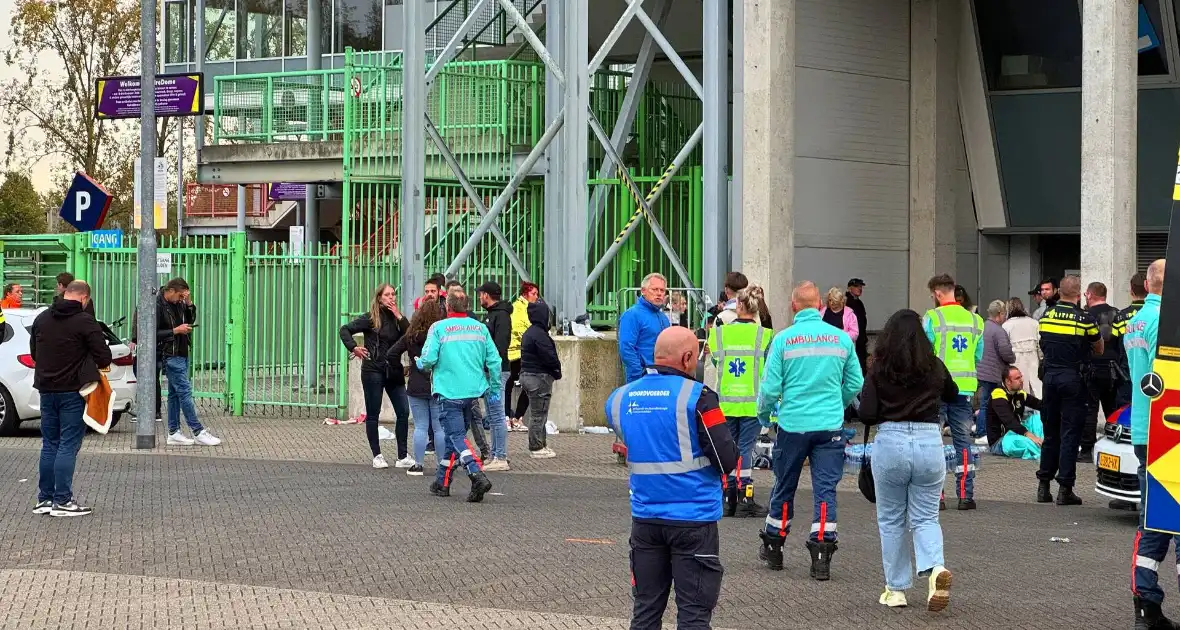 Meerdere supporters onwel in bus hulpdiensten massaal ingezet bij stadion - Foto 3