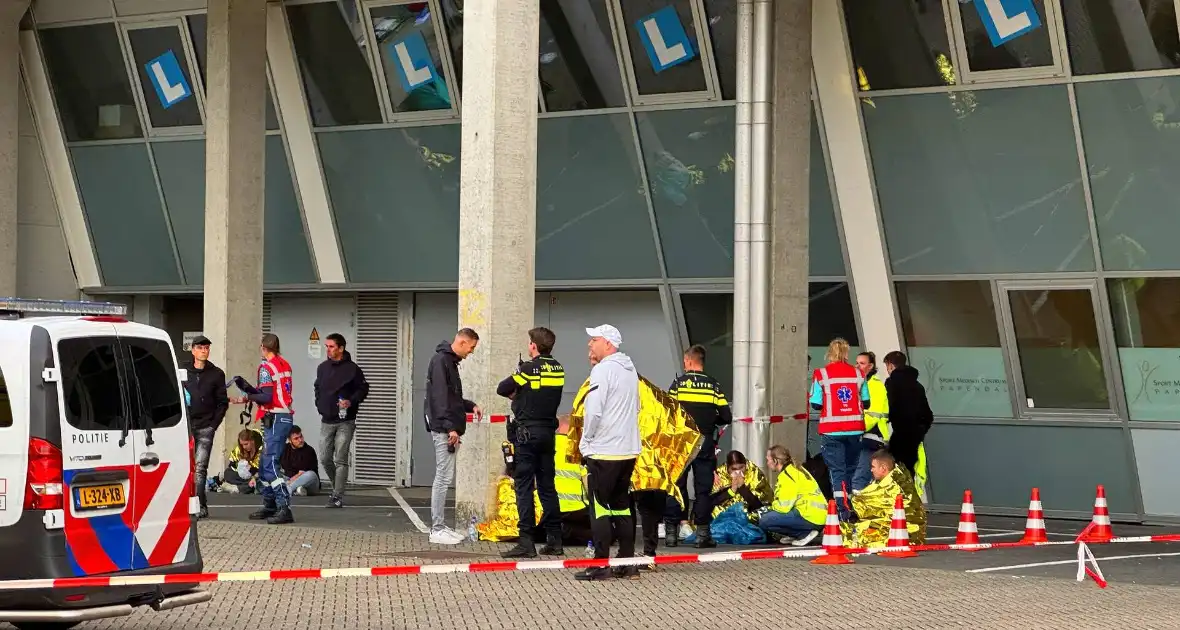 Meerdere supporters onwel in bus hulpdiensten massaal ingezet bij stadion - Foto 4