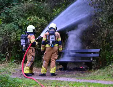 Brandweer blust brandende houten bank