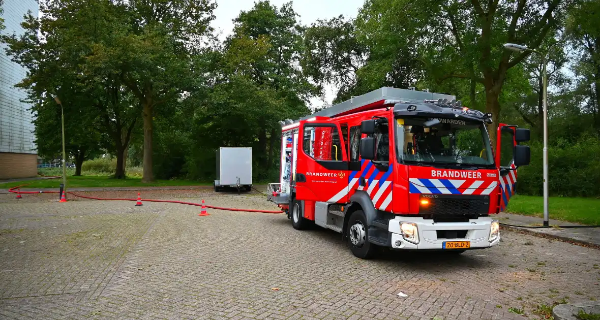 Brandweer blust brandende houten bank - Foto 1