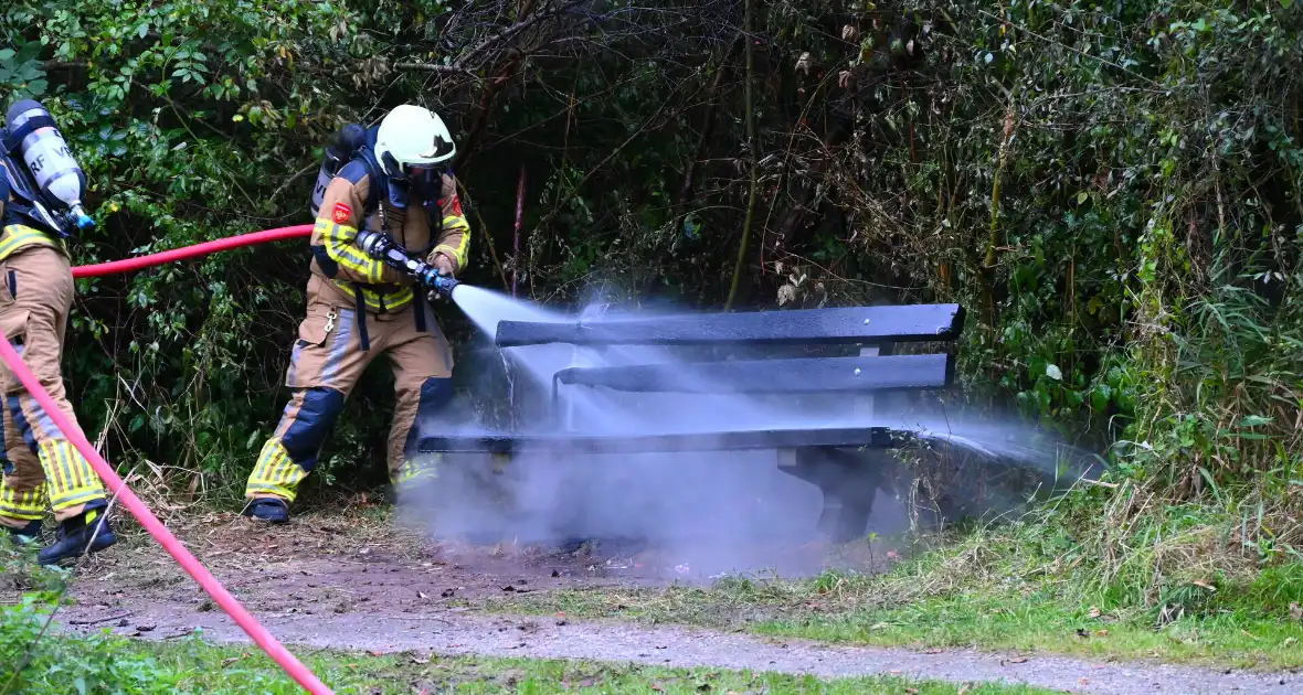 Brandweer blust brandende houten bank - Foto 2