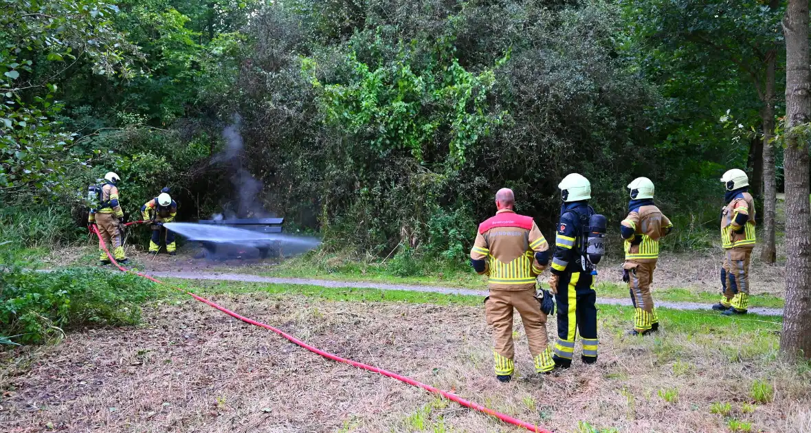 Brandweer blust brandende houten bank - Foto 3