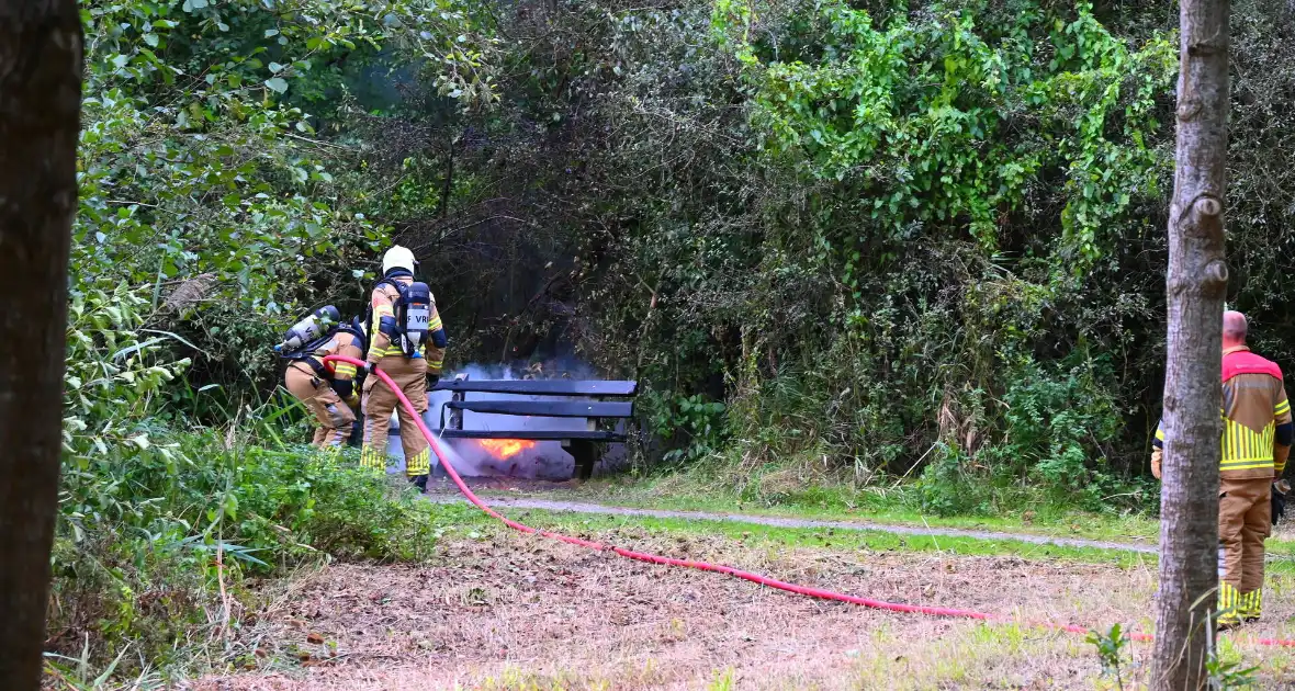 Brandweer blust brandende houten bank - Foto 4