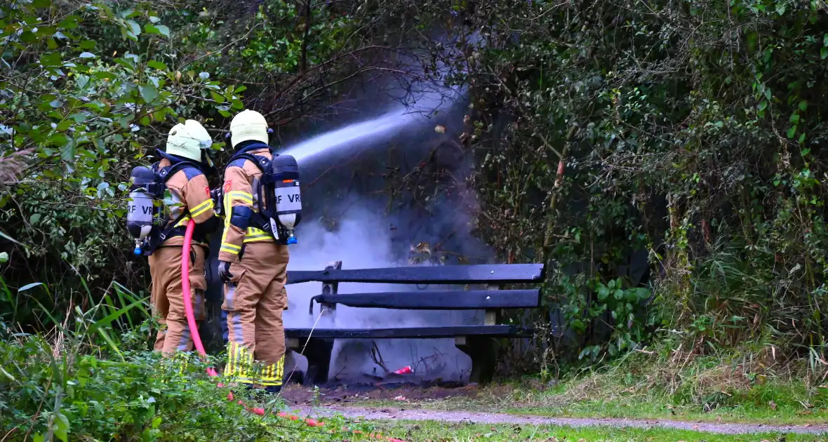 Brandweer blust brandende houten bank - Foto 5