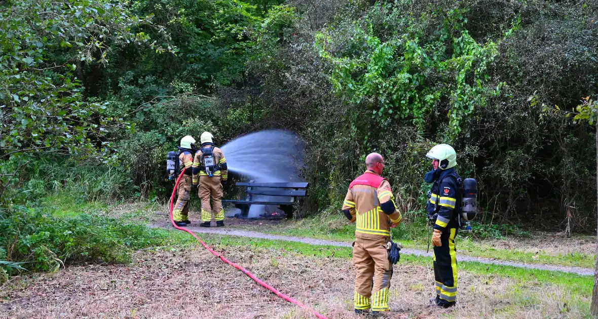 Brandweer blust brandende houten bank - Foto 6