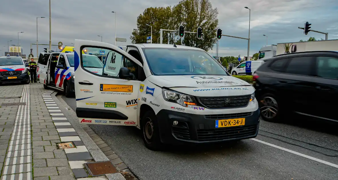 Fietser geschept nadat bestelbus door rood reed