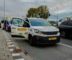 Fietser geschept nadat bestelbus door rood reed