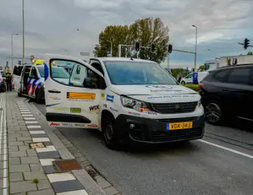 Fietser geschept nadat bestelbus door rood reed