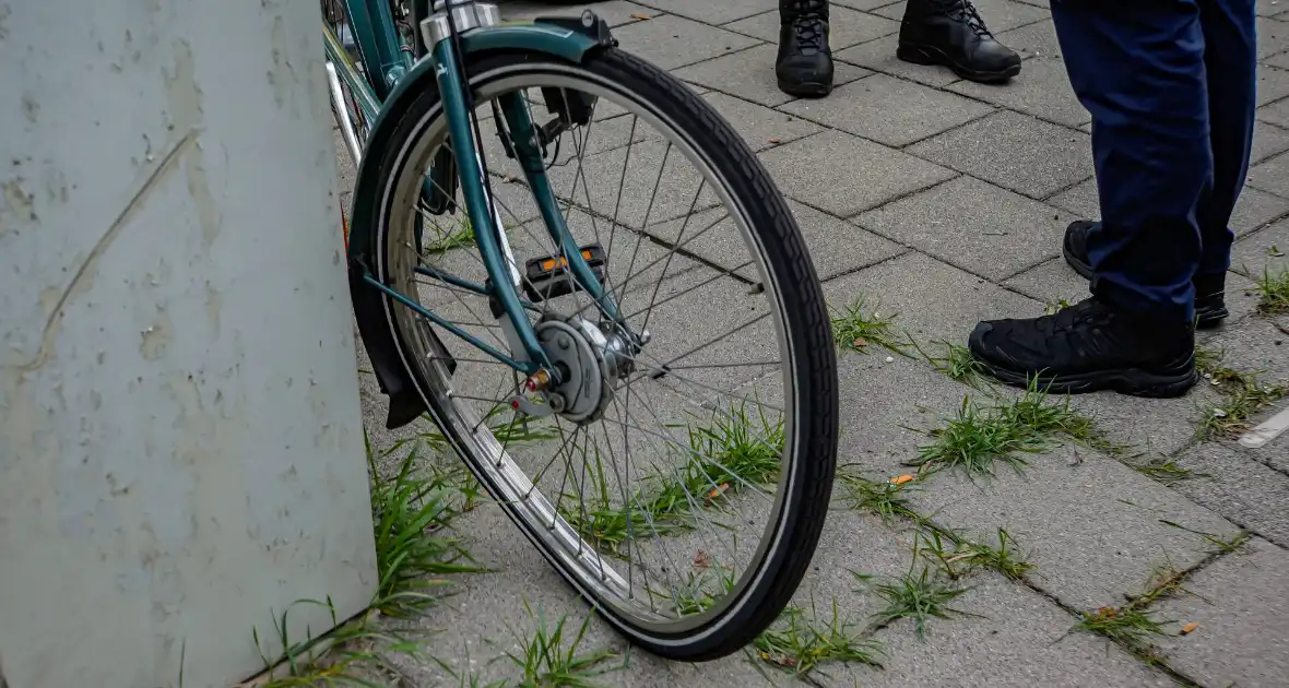 Fietser geschept nadat bestelbus door rood reed - Foto 1