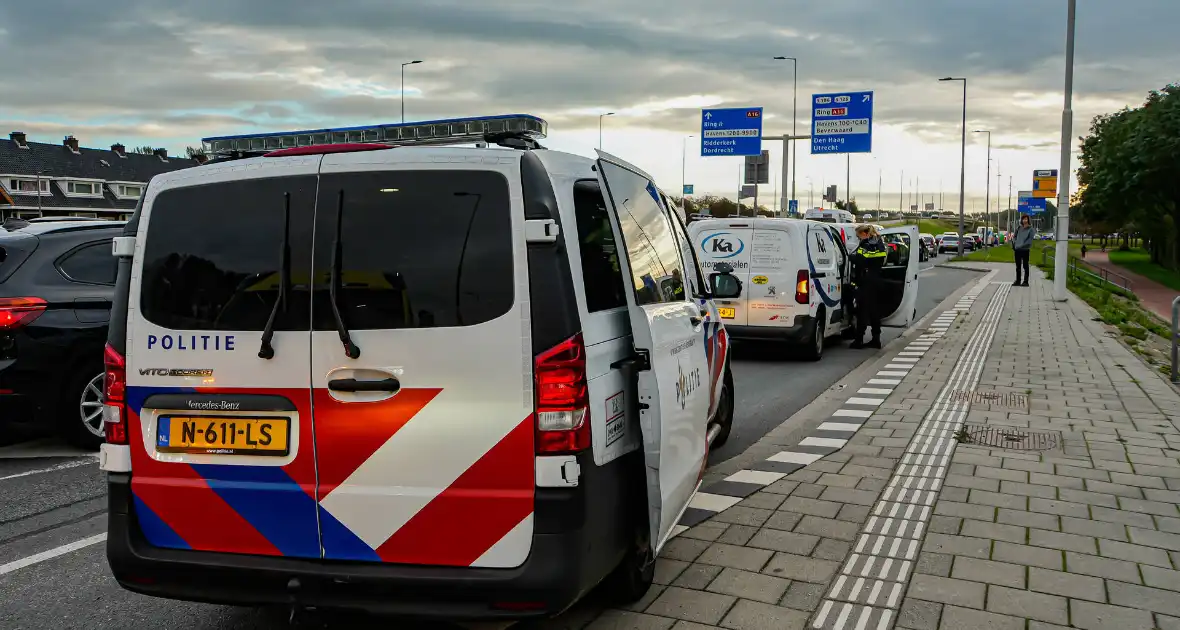 Fietser geschept nadat bestelbus door rood reed - Foto 2