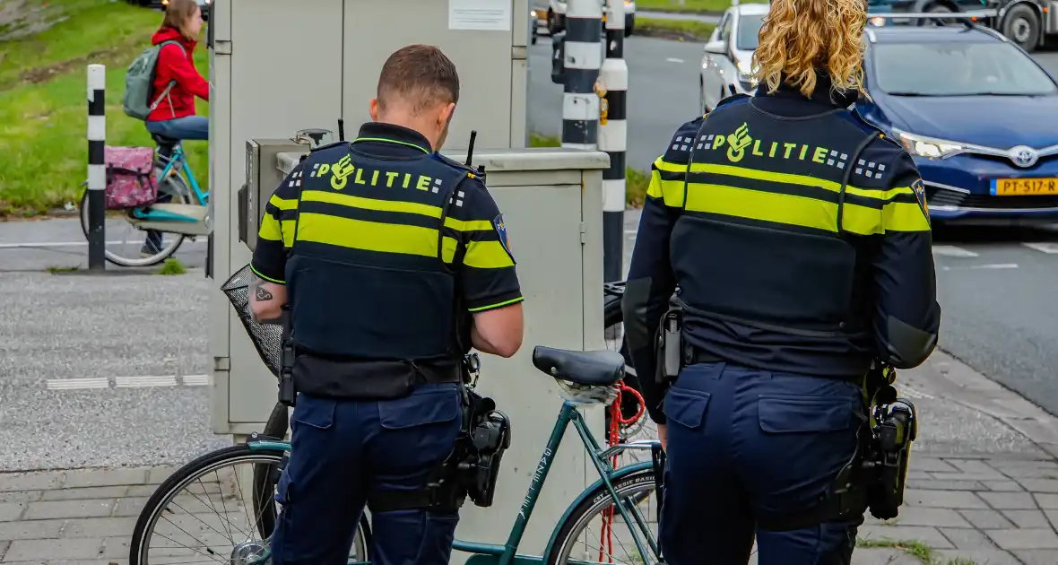 Fietser geschept nadat bestelbus door rood reed - Foto 3