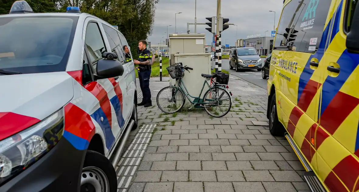 Fietser geschept nadat bestelbus door rood reed - Foto 5