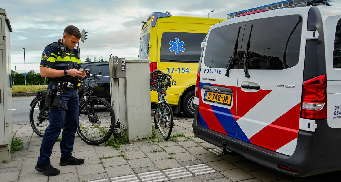 Fietser geschept nadat bestelbus door rood reed - Foto 6